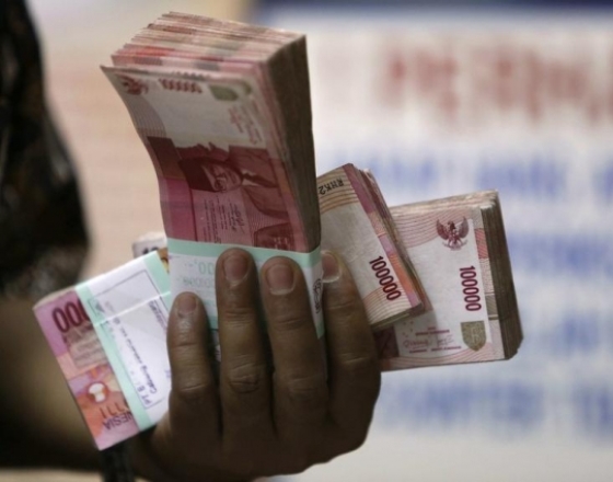 Rupiah falls most in a week as China slowdown weighs on exports