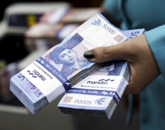 Fed rate hangs over Asia currencies, ringgit and rupiah slide