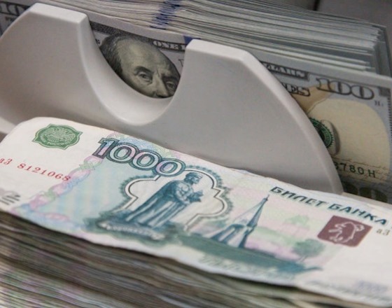 Russian Ruble Weakens on Dollar Turnaround and Oil Price Dip