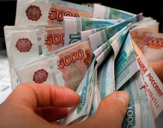 Ruble Tumbles After Russian Central Bank Hints at Further Rate Cuts